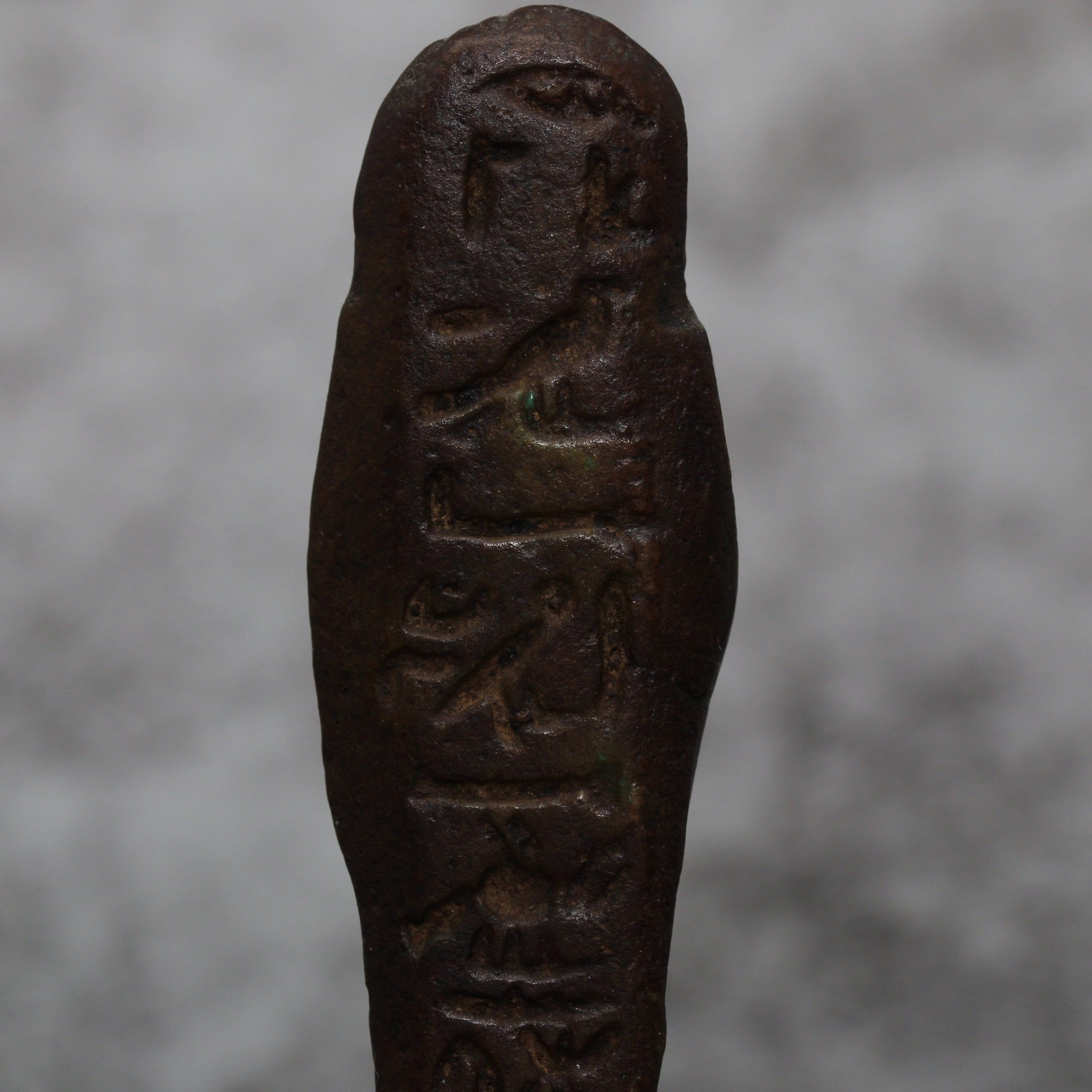 A glazed faience shabti figure with hieroglyphic inscription | End of Late Period, c. 4th Century BC